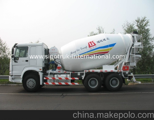 ISO Concrete Mixer Truck With Pump , Mobile Industrial Concrete Mixing Equipment