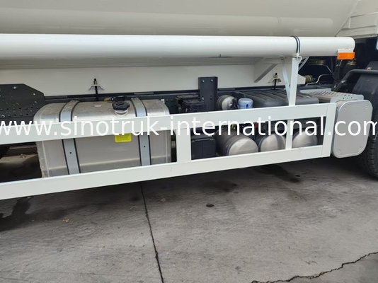 HOWO 25CBM 6*4 Oil Tank Truck  380HP Strong Horsepower White
