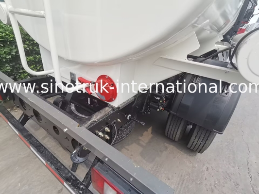 SINOTRUK HOWO 4X2 6 Wheels Oil Tank Truck 5-6CBM Single Bin With Flowmeter