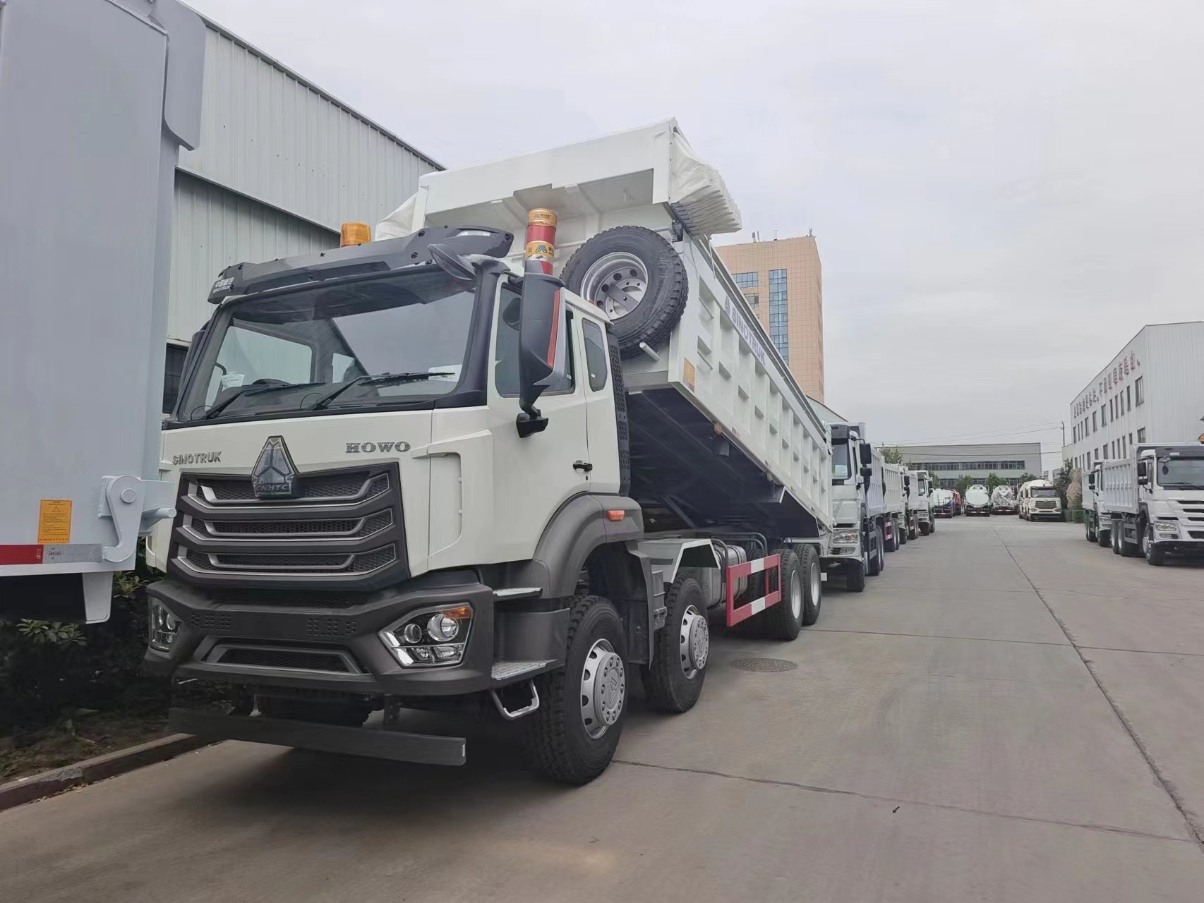 Tipper Front View SINOTRUK HOWO Heavy Duty Tipper Dump Truck Front Lifting 8×4 RHD