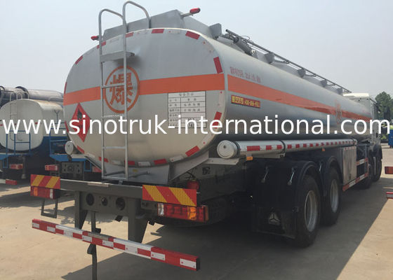 Stable Oil Tank Truck SINOTRUK HOWO 30 - 40 CBM For Oil Transportation 8X4 RHD