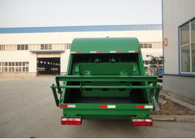 RHD 4X2 Garbage Collection Truck , Commercial Trash Compactor Truck 6CBM