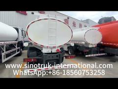 SINOTRUK Oil Transport Truck With Manhole Cover and Breath Valve 10000L Volume